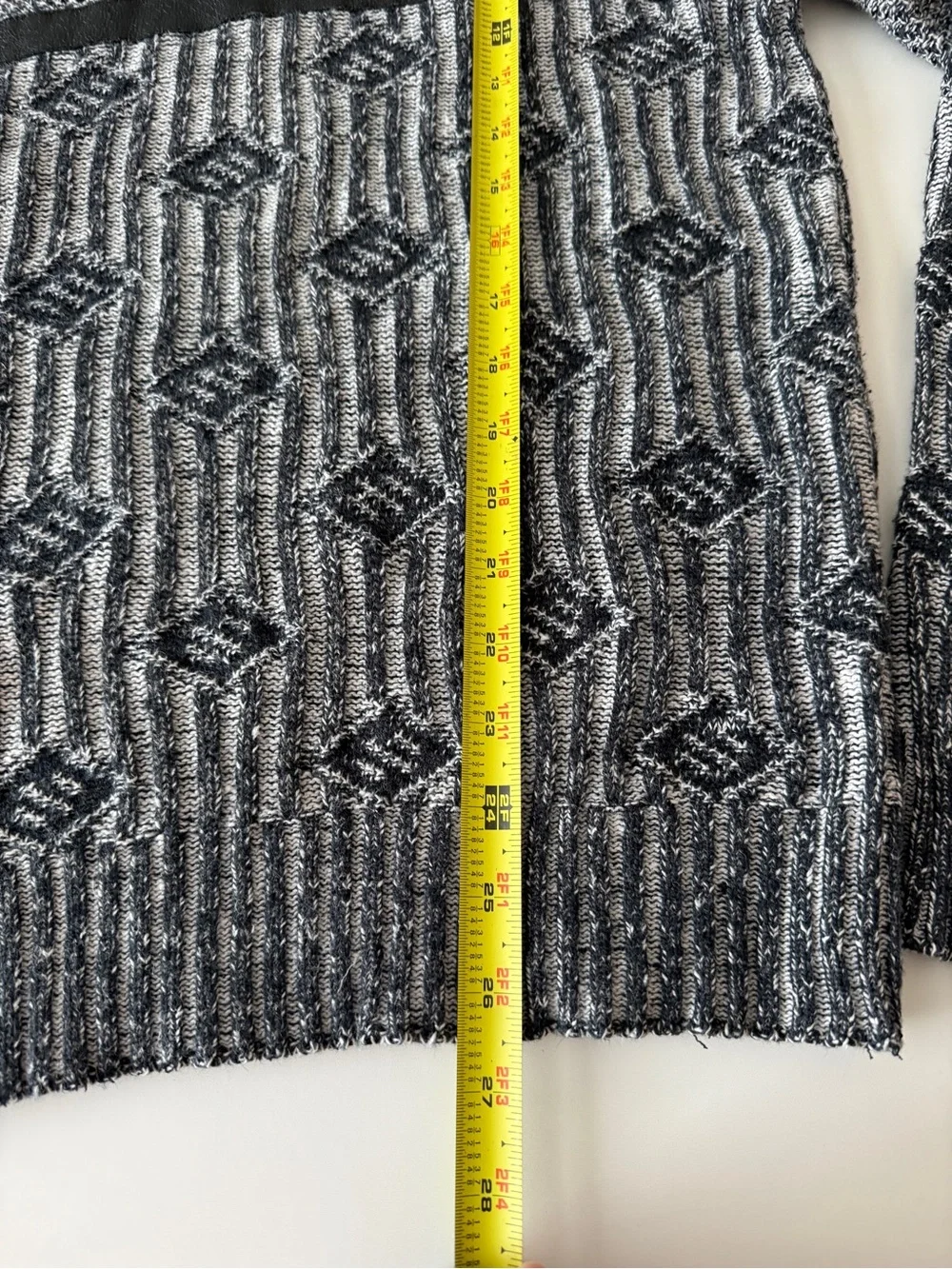 Aspetuck Trading Co. Men's Grey Patterned V-Neck Sweater- Medium